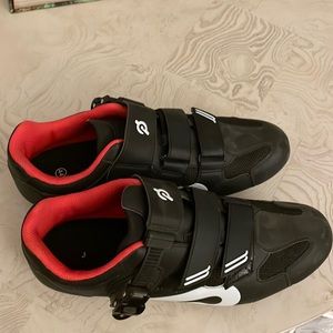 Peloton Shoes. Size 44 (Men’s 10.5). Great condition. Includes clips.